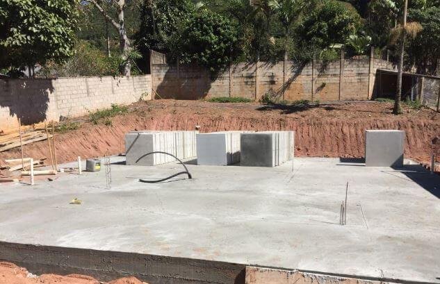 Etapa inicial de construção com blocos PAREFORTE